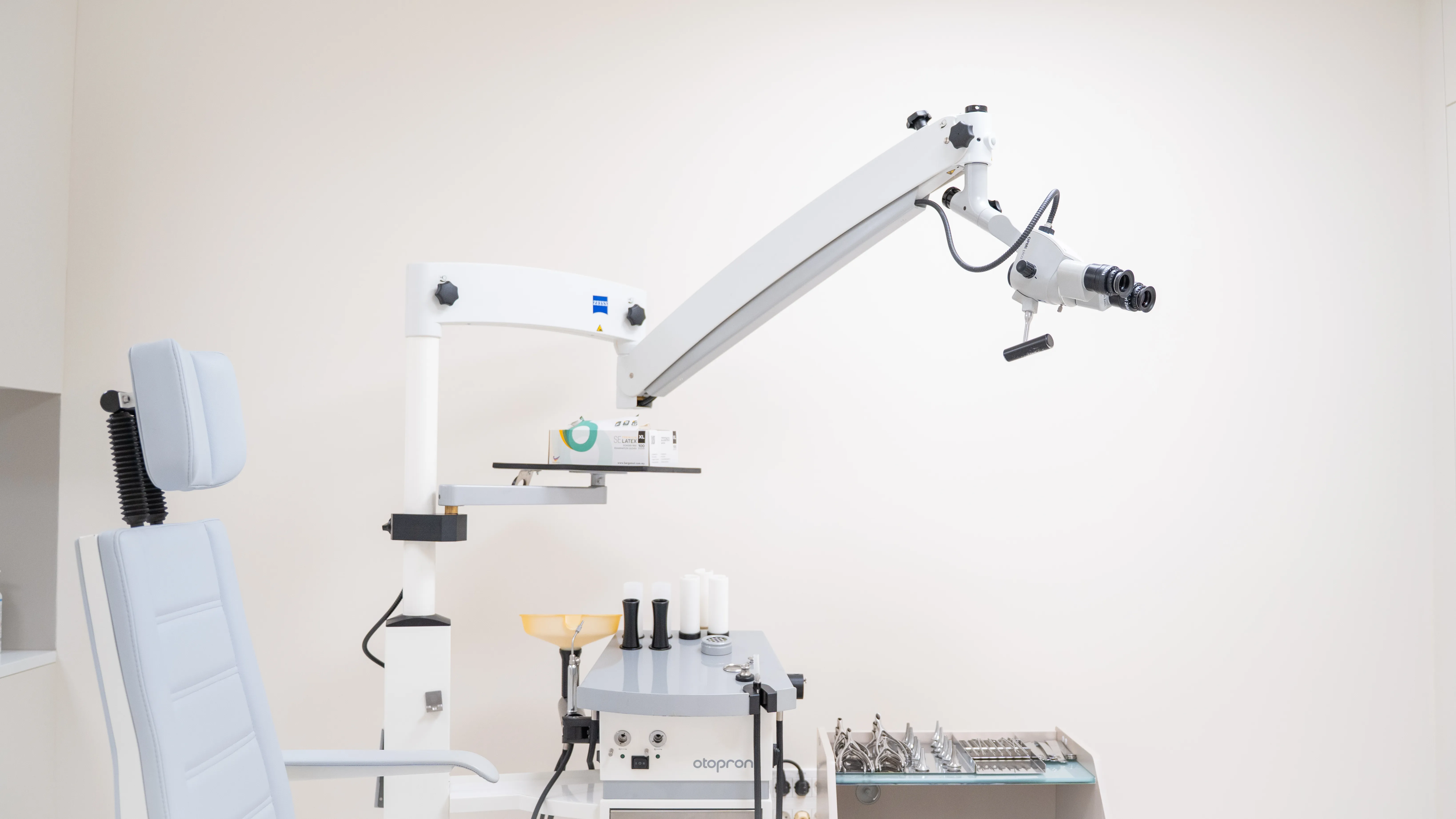 ZEISS operativni mikroskop in pregledni prostor v ambulanti GM-O